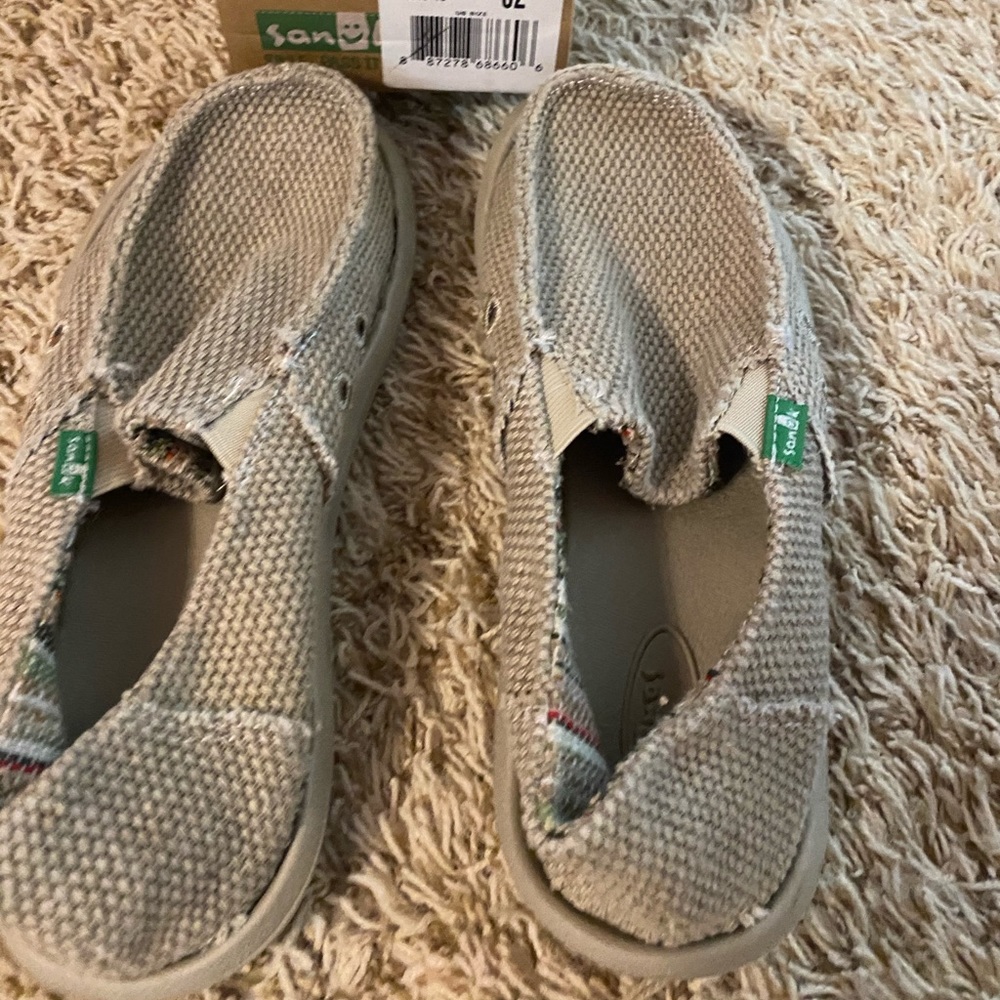 Size 2 kids Sanuk’s